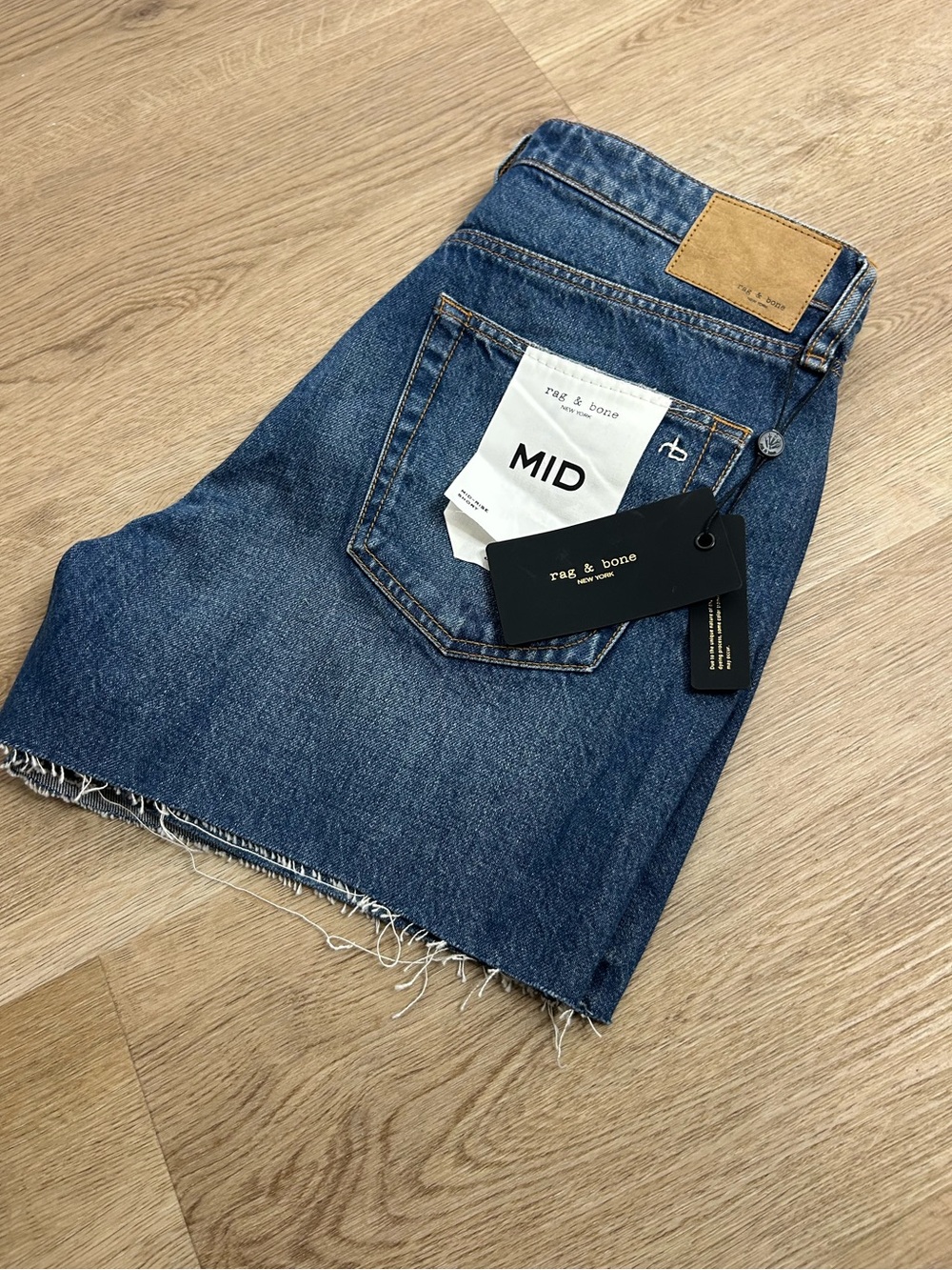 NWT Rag & Bone 100% Cotton Denim Rosa Mid Rise Relaxed Fit Jean Shorts